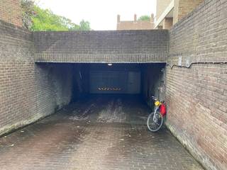 Parkeerplaats in afgesloten ondergrondse garage.