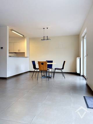 Deze woning is gelegen te Staden en bestaat uit: oprit - inkomhal - toilet - garage - keuken - living - zeer grote kelder (woning is volledig onderkelderd) - terras - tuin - nachthal - 3 slaapkamers - douchekamer - berging - toilet - badkamer - zolder. <br /><br />Deze woning is direct vrij. Huurprijs 885 €/mnd.