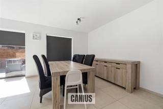 <p><span>MAISON RÉCENTE AVEC 3 CHAMBRES À COUCHER PRÈS DU CENTRE VILLE</span></p><p><span> </span></p><p><span>A proximité du centre ville de Saint-Trond, nous trouvons cette maison mitoyenne récente située au Rummenweg dans le quartier de la maison numéro 16B. Sa situation à proximité du centre ville permet un accès aisé à la gare, aux différents commerces, aux écoles, ... La résidence se caractérise par sa tranquillité, son efficacité énergétique et sa bonne accessibilité. </span></p><p><span> </span></p><p><span>En arrivant à l'appartement, nous découvrons au rez-de-chaussée un hall d'entrée, un WC visiteurs, un séjour, un coin repas, une cuisine entièrement équipée et un débarras qui fait également office de buanderie. L'escalier nous mène à l'étage supérieur. En arrivant au huitième étage, nous accédons à trois chambres à coucher et à la salle de bains partiellement carrelée, équipée d'une douche à l'italienne, d'un meuble lavabo avec double vasque, d'un meuble colonne et d'un deuxième WC. </span></p><p><span> </span></p><p><span>Après avoir découvert la maison, nous nous dirigeons vers l'espace extérieur agréable et facile d'entretien. Le portail du jardin nous mène à la pelouse commune qui constitue la pièce maîtresse de la résidence Botanique. Parmi les atouts supplémentaires, citons la présence d'une place de parking et d'une cave privée dans le parking souterrain, ainsi qu'un local à vélos commun.</span></p><p><span> </span></p><p><span>EN BREF</span><span>:</span></p><p><span>- Prix demandé : € 371.000,00 (y compris parking et cave)</span></p><p><span>- Vente soumise aux droits d'enregistrement (2% ou 12%)</span></p><p><span> </span></p><p><span>Convaincu que cette propriété pourrait devenir votre nouvelle maison ? Contactez rapidement nos collaborateurs à l'adresse <span>info@canius.be</span></span><span> ou au 078 78 30 39 </span>. </p><p><span>A bientôt ! </span></p><p><span> </span></p><p><span>*Ces informations sont données à titre indicatif. Les surfaces mentionnées sont uniquement indicatives. Canius Real Estate ne peut être tenu responsable de l'exactitude des données qui lui sont fournies.</span></p>