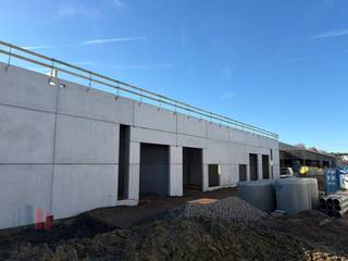 Nieuwbouw <strong>KMO-unit </strong>van<strong> 626 m²</strong> en <strong>192 m² mezzanine,</strong> te koop<br />Uitstekend gelegen langs de drukke Mechelsesteenweg (N26) en met snelle verbinding via de N21 naar de E19 en E40 richting Brussel, Antwerpen en Gent. Ideaal voor optimale zichtbaarheid en bereikbaarheid.<br /><br />De hoogwaardige opslagruimte met een <strong>vrije hoogte van 6 m</strong> zijn makkelijk toegankelijk via <strong>3</strong> <strong>automatische sectionaalpoorten</strong> (4 m B x 4,2 m H) en 3 aparte toegangsdeuren. De unit is uitgerust met een afgewerkte, gepolierde en gewapende betonvloer met een draagkracht van 2.500 kg/m², lichtstraten met rookluik, een geïsoleerd dak en een regenwaterciterne van 5.000 liter. Bovendien beschikt deze unit over een praktische <strong>mezzanine,</strong> ideaal als extra opslagruimte, kantoor of werkplek<br /><br />Gelegen in het hoogwaardige <strong>Business Park Overdevaert</strong> in Kampenhout, geniet het pand van ingerichte gemeenschappelijke delen met <strong>camerabewaking</strong>, slimme LED-verlichting en een branddetectienetwerk, wat zorgt voor maximale veiligheid. Verder zijn er 6 privatieve parkeerplaatsen voorzien, met de mogelijkheid tot installatie van <strong>laadpalen</strong>. <br /><br />Daarnaast zijn er units beschikbaar van <strong>111 m² tot 1.582 m²</strong>, sommige met mezzanine, die naar wens<strong> samengevoegd</strong> kunnen worden, perfect voor groeiende bedrijven!<br /><br />Contacteer <strong>PANORAMA B2B</strong> voor bijkomende inlichtingen, plannen of een vrijblijvend plaatsbezoek: <strong>0474 17 17 15</strong>
