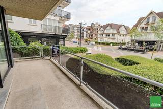 <strong>Bel appartement de coin avec 2 chambres et grandes terrasses à louer près de la plage et de la place Albert.</strong><br /><br /><u>Composition:</u><br /><br />Hall d'entrée avec vestiaire, toilettes séparées et débarras/buanderie. Grand séjour ouvrant sur la terrasse à l'avant. Cuisine ouverte équipée. Deux chambres avec un lit double et placards intégrés. Une salle de bains. Une salle de douche.<br /><br />Possibilité de louer un spacieux garage fermé de 8,5 mètres de profondeur, en-dessous de la Place Albert, pour 350 €/mois.<br /><br />Prix de loyer: 2250 €/mois<br />Frais: 150 €/mois