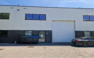 <span>Magazijn 200m²<br /><br /></span>•Structuur: staalstructuur<br />•Vrije hoogte: 6 m<br />•Draagkracht vloer: 3 T/m²<br />•Sectionaalpoorten: 1<br />•Verlichting: LED<br /><br />mogelijkheid om kantoor bij te huren