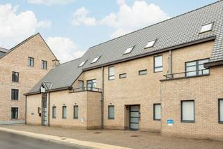 In de Dorpstraat, pal in het centrum van Elversele staat dit leuke appartement te koop. Centraal gelegen met talloze winkels, voorzieningen voor...