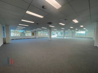 <strong>Bureau </strong>de 383 m² à Vilvorde, stratégiquement situé à la première sortie de l'E19 en direction d'Anvers, près du Ring de Bruxelles (R0), ce qui permet d'atteindre Bruxelles, Anvers et l'Aéroport de Bruxelles en seulement 10 à 15 minutes. De plus, le bureau est facilement accessible par les transports publics via le bus et la gare de Vilvorde.<br /><br />La sécurité est assurée grâce à un interphone, une vidéophone et un système d'alarme incendie et un extincteur, tandis que le toit isolé et les fenêtres à double vitrage assurent une efficacité énergétique optimale.<br /><br />Les espaces communs comprennent un restaurant spacieux avec des sièges confortables, idéal pour déjeuner ou organiser des rencontres informelles.<br /><br />Le bureau est<strong> immédiatement disponible </strong>et d'autres surfaces de bureaux dans le <strong>Everest Office Park </strong>sont également disponibles à partir de 286 m², entièrement flexibles selon vos besoins.<br /><br />Contactez<strong> PANORAMA B2B</strong> pour plus d'informations, des plans ou une visite sans engagement au <strong>0477 09 00 09.</strong>