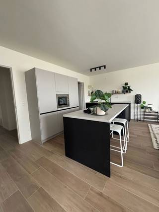 Zeer mooi groot appartement op de 2de verdieping met een ruime leefruimte met open keuken en aansluitende berging, 2 zeer ruime terrassen,...