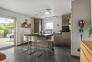 <p><strong>Een toffe, energiezuinige woning waar je eigenlijk niet veel meer aan hoeft te doen.</strong></p>
<p>Deze woning uit 2009 is er eentje waar de eigenaars de voorbije jaren duidelijk niet hebben stilgezeten. Ze hebben de woning stap voor stap gemoderniseerd en heel wat extra comfort toegevoegd. Het resultaat? Een ruime gezinswoning met 3 slaapkamers, een super fijne tuin en vooral: <strong>heel veel comfort en weinig zorgen.</strong></p>
<p>Je komt binnen in de inkomhal met apart toilet en loopt zo door naar de leefruimte. Dankzij de grote, vernieuwde schuifraam heb je hier een heel fijne connectie met de tuin. De leefruimte beschikt over airco, een pelletkachel en elektrische rolluiken. De ramen zijn voorzien van vliegenramen en dankzij de ligging van de tuin geniet je hier ook van heel wat privacy.</p>
<p>De keuken is praktisch ingericht en heeft als leuke eyecatcher een <strong>heel exclusieve dampkap</strong>. Verder is er nog een aparte berging waar je wasmachine en droogkast netjes hun plaats krijgen.</p>
<p>Op de eerste verdieping zijn er <strong>3 ruime slaapkamers</strong>, allemaal voorzien van centrale verwarming, rolluiken en airco. De volledige verdieping kreeg een nieuwe epoxyvloer, wat meteen voor een moderne en strakke uitstraling zorgt. Ook de badkamer werd vernieuwd en beschikt over infraroodverwarming en verlichting.</p>
<p>En dan hebben we nog de zolder: <strong>bijna 40 m² extra ruimte</strong> die momenteel als bergruimte wordt gebruikt. Ideaal voor wie graag wat extra opslagruimte heeft, maar hier zijn uiteraard nog heel wat andere mogelijkheden.</p>
<p>Ook technisch zit deze woning helemaal goed. Er liggen <strong>13 zonnepanelen</strong>, er is een thuisbatterij van 10 kWh én een slimme meter. De woning heeft een <strong>EPC-label A</strong>, de elektriciteit is conform en er is geen asbest aanwezig. Er is bovendien een laadpaal voorzien.</p>
<p>En dan… de tuin.</p>
<p>Een super gezellige en vooral onderhoudsvriendelijke tuin met terras, zonneluifel, buitenverlichting, waterkraantje en een regenput van 5.000 liter. Achteraan staat een geïsoleerd tuinhuis met elektriciteit. De vijver met prachtige koi's maakt het geheel helemaal af.</p>
<p>Via de servitudeweg achteraan kan je bovendien makkelijk met de fiets tot achteraan de woning.</p>
<p>De woning ligt in een <strong>rustige en residentiële buurt</strong>, met een schooltje vlakbij en alle dagelijkse voorzieningen op korte afstand. Parkeren kan voor de deur én er is nog een extra autostaanplaats.</p>
<p><strong>Een woning met veel ruimte, veel comfort en vooral heel wat pluspunten die je pas echt begint te ontdekken wanneer je hier rondloopt.</strong></p>
<p>Ik zou dus zeggen: kom gewoon eens kijken en maak een afspraak.</p>
<p>Alle attesten zijn terug te vinden op onze website: jamar.immo</p>
<p><strong>Wg, Vg, VV, Vkr, Gmo – geen overstromingsgevoelig gebied – geen voorkooprecht.</strong></p>