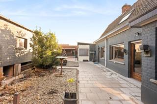 Naar het einde toe van de doodlopende Damweg op enkele stappen van het jaagpad, ligt de inrit voor deze woning in 2de lijn waar je onmiddellijk...