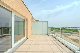 Welkom in dit prachtige appartement in het hart van Middelkerke, een ideale locatie voor wie van comfort en uitzicht houdt. Dit ruim en licht appartement bevindt zich in een modern gebouw en biedt een perfecte combinatie van wonen en ontspanning.De woonkamer is een waar hoogtepunt met grote ramen die volop natuurlicht binnenlaten en een spectaculair uitzicht bieden op het landschap. De open indeling zorgt voor een gevoel van ruimte en vrijheid, perfect voor gezinnen of degenen die graag entertainment ontvangen. De moderne inrichting met houten vloeren creëert een warm en uitnodigend gevoel.De goed uitgeruste keuken is functioneel ingericht met alle noodzakelijke apparaten en biedt voldoende werkruimte. Kast- en bergruimte zijn optimaal benut voor praktische opslag.Het slaapgedeelte is comfortabel ingericht en voorzien van ramen met natuurlijk licht. Het badkamer is functioneel afgewerkt met praktische tegels.Een absolute troef van dit appartement is het ruime terras met glazen windscherm, perfect voor het genieten van het buitenleven in alle seizoenen. Het biedt onbelemmerd uitzicht en veel mogelijkheden voor buiten recreatie.Ideaal voor wie van een modern comfort in een vredige omgeving houdt, vlakbij het strand en alle voorzieningen van Middelkerke.