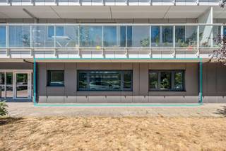 <p><span>Heverlee: Modern volledig gerenoveerd 1-slaapkamerappartement met autostaanplaats</span></p><p><span> </span></p><p><span>Dit gelijkvloers appartement werd dit jaar volledig gerenoveerd en voorzien van alle comfort. Het appartement biedt een perfect evenwicht tussen modern design en een praktische indeling. </span></p><p><span>We betreden het appartement via een aangename inkom met vestiaire (ingemaakte kasten), deze gaat naadloos over in een ruime woonkamer met open keuken die voorzien is van alle nodige toestellen. (afwasmachine, oven, micro, ...)</span></p><p><span>Er is een apart gastentoilet aanwezig.</span></p><p><span>De ruime slaapkamer heeft een ensuite badkamer met inloopdouche.</span></p><p><span> </span></p><p><span>Om het appartement te vervolledigen werd er eveneens voorzien in een kelderberging en een autostaanplaats (inbegrepen in de prijs). </span></p><p><span>Het appartement is asbestvrij, conforme keuring elektriciteit en vrij van gebruik.</span></p><p><span> </span></p><p><span>Bent u op zoek naar een volledig nieuw instapklaar 1-slaapkamerappartement op een strategische locatie met alles binnen handbereik? Zoek niet verder en maak vandaag nog een afspraak!</span></p><p><span> </span></p>