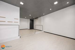 Op een uitstekende locatie te centrum Willebroek bevindt zich dit handelspand met duplex appartement en 3 slaapkamers. U geniet van een...