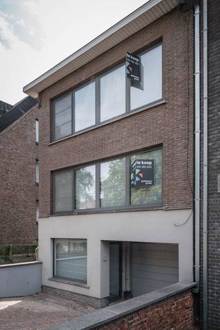 <p>Wij presenteren met trots deze charmante halfopen woning, gelegen aan de Elisabethlaan in het mooie Aarschot. Met een bewoonbare oppervlakte van 161m² biedt dit huis volop ruimte voor zowel gezinsleven als ontspanning. De woning, gebouwd in 1972, straalt een gezellige, tijdloze charme uit en dat in combinatie met de geweldige mogelijkheden die het biedt om het naar eigen wens te moderniseren. De indeling van de woning omvat een lichte woonkamer, een keuken die uitnodigt tot culinaire creaties, twee comfortabele slaapkamers en een badkamer waar je heerlijk tot rust kunt komen.</p>

<p>Met een ruime garage en een zolder zijn er talloze mogelijkheden voor opslag of misschien zelfs een hobbyruimte. Gelegen op een toplocatie nabij het centrum en station. <br /> </p>

<p>Neem gerust contact met ons op om deze woning te bezichtigen of voor meer informatie. Dirk@gysemansgroep.be.</p>