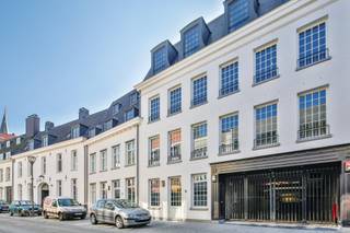 Serviceflat 5 van ca. 63 m² is gelegen op de gelijkvloerse verdieping, heeft oa. 1 slaapkamer, een bureauruimte, een terras van ca. 10 m² en een zuidgerichte tuin van ca 39m².<br /><br />Residentie Jacobsmarkt omvat 65 hoogwaardige, door de Vlaamse Overheid erkende service-appartementen en is gelegen op een uitzonderlijk mooie locatie in hartje Turnhout. Volledig uitgerust met ontvangstbalie, sigarenbar, bibliotheek, fitness, sauna/hammam enz., biedt dit project het meest volledige en smaakvol alternatief voor wie meent dat het tijd wordt om echt rustig te gaan genieten of op zoek is naar een goede belegging.<br /><br />Genieten, is dan ook het sleutelbegrip, want naast de nabijheid van alle Turnhoutse stadsfaciliteiten, geniet de koper van een dergelijke service-appartement de mogelijkheid tot service 'op maat'. Gaande van ontbijt en warme maaltijden op het appartement tot volledige medische dienstverlening.<br /><br />Prijzen vanaf 216.000 euro (excl. aankoopkosten).<br />Verplichting tot aankoop van een ondergrondse parkeerplaats en berging.<br /><br />Een investering in levenskwaliteit: voor eigen gebruik of als belegging<br /><br />Inderdaad, de Luxe Service-appartementen worden te koop aangeboden om door U bewoond te worden, of als investering om er pas later gebruiken van te maken. In dit laatste geval geniet U een interessant beleggingsrendement. Wat U ook kiest, U investeert in beide gevallen voor meer dan 100% in levenskwaliteit op een interessante, rendabele en uiterst duurzame wijze. Een prachtig stuk patriomonium.<br /><br />Als U koopt voor eigen gebruik:<br />Enige erkende service-appartementen in Turnhout welke TE KOOP worden aangeboden.<br />Unieke ligging nabij winkels, cultureel centrum, horeca, etc.<br />Hoge afwerkingsgraad: parket &amp; natuurstenene vloeren, ...<br />Hoge veiligheid d.m.v. bewaking/permanentie, badgesysteem, ondergrondse parking, camerabewaking, ...<br />Ecologisch geoptimaliseerd gebouw door bvb gemeenschappelijk verwarmingssysteem (25% energiebesparing), individueel digitaal gemeten, hoge isolatienormen, etc.<br />Vrijstelling onroerende voorheffing mogelijk.<br />Vrijheid voor keuze van diensten.<br />Voorrangsregeling Senioren Residentie 'De Nieuwe Kaai' indien gezondheidstoestand dit vereist.<br />Mede-eigenaar van alle gemeenschappelijke ruimtes.<br /><br />Indien U echter vandaag al koopt als belegging om eventueel later gebruik te maken van Uw luxe service-appartement, doe U ongetwijfeld een schitterende - zekere - belegging:<br />Vrijstelling van onroerende voorheffing mogelijk<br />U investeert in vastgoedvorm waar schaarste in heerst<br />Voorrangsregeling op gebruik appartement indien eigen gebruik of familiaal gebruik gewenst is.<br />Huurders genieten garantie op verblijf binnen het complex.