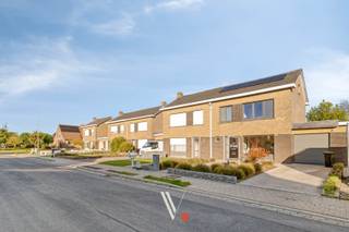 <p>In de Rozemondlaan in Izegem vinden we deze <strong>charmante woning</strong>. De rustige ligging en praktische indeling maken dit een aangename plek om thuis te komen. Met z'n <strong>bewoonbare oppervlakte van 183 m²</strong> is er aan ruimte geen gebrek! <br /><br />De woning werd <strong>in 2020 volledig onder handen genomen</strong>. Bovendien werd de woning van <strong>zonnepanelen</strong> voorzien.<br />Mede hierdoor werd een gunstig <strong>EPC-label B</strong> bereikt! <br /><br /><strong>Indeling:</strong><br /><strong>Gelijkvloers</strong>: ruime woonkamer met open keuken. eveneens is er een eerste ruimte die multifunctioneel kan worden ingezet. Momenteel wordt er een kapsalon uitgebaat, maar kan ook perfect dienen als <strong>slaapkamer</strong> of bureauruimte. Aan de woning is er rechtstreekse verbinding met de <strong>dubbele garage</strong>.<br /><br /><strong>Eerste verdieping</strong>: Twee volwaardige slaapkamer en een ruime badkamer voorzien van inloopdouche, dubbele lavabo en ligbad <br /><br /><strong>Tweede verdieping</strong>: de zolderruimte is toegankelijk via een vaste trap en momenteel ook als kleine kamer ingericht. <br /><strong>exterieur</strong>: De oostgerichte tuin<br /><br />Op zoek naar een gezellige woning in Izegem? Contacteer Vanthuyne Vastgoed voor meer informatie of een bezoek ter plaatse!</p>