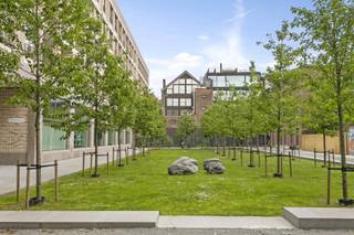 <p>Handelsruimte in Nieuwbouwproject Falconhoven, gelegen aan de Oude Leeuwenrui, een levendige buurt in de nabijheid van ’t Eilandje en het historische stadscentrum. <br /><br /><span></span></p>
<p>De handelsruimten in Falconhoven worden casco -gesloten ruwbouw- geleverd. De glasgevel en inkomdeur zijn hierbij inbegrepen, alsmede de mezzaninevloer en trap. De inrichtingswerken en nutsaansluitingen dienen door de koper gerealiseerd te worden.<br /><br /> De units zijn onderling combineerbaar zodat een oppervlakte op maat geleverd kan worden. De handelsruimten hebben een uitzonderlijke vrije hoogte van ca 5,40 meter. Over de helft van de oppervlakte is daarom een mezzanine verdieping voorzien toegankelijk via een vaste trap. De glasgevel is doorgetrokken over de volledige hoogte van de gevel waarmee een bijzondere lichtinval en uitstraling naar buiten gecreëerd wordt.</p>
<p>De reeds aanwezige mix van winkels, gezellige restaurants, koffiebars, gevestigde modehuizen, musea en pop-up stores maakt dit een uitstekende ligging voor de vestiging van nieuwe handelszaken door de gegarandeerde passage van zowel toeristen als het steeds groeiende bewonersaantal van dit stadsdeel.<br /><span></span></p>
<p>Het Londense architectenbureau Caruso St John Architects stak de handen in elkaar voor dit elegante L-vormige gebouw omringt door een oase van groen.</p>
<p>Parkingfaciliteit alsook ruime fietsenbergingen zijn voorzien.</p>