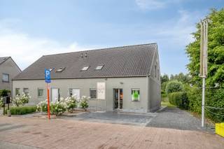 Dit veelzijdige opbrengsteigendom bestaande uit een handelsruimte en een appartement biedt een uitstekende opportuniteit voor investeerders, zelfstandigen of wie wonen en werken wil combineren. Dankzij de centrale ligging nabij het centrum van Roeselare en de ruime perceeloppervlakte is dit een eigendom met een bijzonder interessant potentieel.<br /><br /><strong>Ligging</strong>: Gelegen in de Honzebroekstraat in Roeselare, op korte afstand van het stadscentrum. Dit pand bevindt zich in een rustige en aangename omgeving met vlotte verbinding naar winkels, scholen, openbaar vervoer en belangrijke invalswegen. Een ideale combinatie van rust en bereikbaarheid.<br /><br /><strong>Indeling van het pand</strong>:<br /><u>Gelijkvloers – Handelsruimt</u>e:<br />Via de gemeenschappelijke inkomhal betreedt u het pand, met toegang tot zowel de handelsruimte als het appartement. De handelsruimte beschikt over een oppervlakte van 93m² en biedt tal van mogelijkheden als winkel, kantoor of praktijkruimte. Verder omvat deze verdieping een aparte keuken met toegang tot de tuin, een badkamer en een praktische berging/opbergruimte.<br /><br /><u>Eerste verdieping – Appartement</u>:<br />Op de eerste verdieping bevindt zich het appartement met een oppervlakte van 60m². Via de inkomhal bereikt u de lichtrijke woonkamer met open keuken. Verder beschikt het appartement over een bureauruimte of extra slaapkamer, een ruime badkamer met dubbel lavabomeubel, douche en aansluitingen voor wasmachine en droogkast, een volwaardige slaapkamer en een apart toilet.<br /><br /><u>Buitenruimte</u>:<br />Achteraan het perceel bevindt zich een aangename zuidwestgerichte tuin waar u volop kunt genieten van de middag- en avondzon. Deze buitenruimte vormt een mooie meerwaarde voor zowel de handelsruimte als het woongedeelte.<br /><br /><strong>Troeven</strong>:
<ul>
<li>Groot perceel met diverse gebruiksmogelijkheden.</li>
<li>Gelegen in een rustige en aangename omgeving. </li>
<li>Zuidwestgerichte tuin.</li>
<li>Mogelijkheid om wonen en werken te combineren.</li>
<li>Interessante investering met verhuurpotentieel: het appartement is momenteel verhuurd aan een maandelijkse huurprijs van €642,55.</li>
<li>Mogelijkheid tot omvorming naar een ruime eengezinswoning.</li>
</ul>
<br />Bent u op zoek naar een eigendom met rendement, ruimte en flexibiliteit? Contacteer ons kantoor voor meer informatie of plan een vrijblijvend bezoek via 051/201.400 of info@dicasa.be