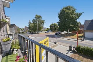 Instapklaar 2-slaapkamerappartement + 2 terrassen, rustig gelegen nabij het centrum van Diksmuide.<br /><br />Via de inkomhal met apart toilet bereikt u de leefruimte, die toegang geeft tot het terras aan de voorzijde. Aansluitend bevindt zich de vernieuwde keuken, ingericht met de nodige toestellen en kastruimte. Verder beschikt het appartement over een badkamer met lavabomeubel en ligbad met douchemogelijkheid en twee slaapkamers. Vanuit één van de slaapkamers heeft u rechtstreeks toegang tot het tweede terras aan de achterzijde en een praktische berging op het gelijkvloers.<br />Verplicht bijkopen van een garage. Daarnaast kunnen de bewoners gebruikmaken van de gemeenschappelijke tuin, die mee wordt onderhouden. De residentie is bovendien uitgerust met een lift, waardoor alle verdiepingen vlot bereikbaar zijn.<br />De vermelde prijs is een richtprijs, elk bod wordt voorgelegd aan de eigenaar die zich het recht voorbehoudt om dit te aanvaarden of te weigeren.<br />KIJKDAG ZATERDAG 22/08/26 VAN 10U TOT 12U (inschrijven via residentievastgoed.be)<br />Neem voorsprong met een vrijblijvende en gratis schatting van uw eigendom via:<br />http://www.residentievastgoed.be/gratisonlineschatten<br />EPC: 373,00 kWh/m2 - UC: 2617904<br />Energielabel: D