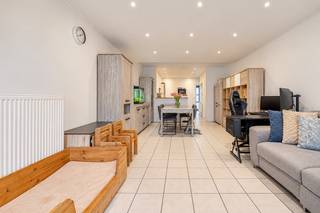 Deze woning gelegen in de Verbindingsstraat in Hamme is dé perfecte starterswoning! De woning is instapklaar, heeft een fijne tuin en een extra zijdelingse ingang wat het transporteren van huisvuil, fietsen e.d. faciliteert. Er werd net een<strong> volledig nieuw dak </strong>geplaatst, met zonnepanelen. Ook is er doorheen de volledige woning zeer degelijke dubbele beglazing aanwezig. De indeling is logisch opgebouwd met een aparte was-en bergruimte bij het binnenkomen in de woning. Een badkamer op de gelijkvloerse verdieping met ligbad, badmeubel en toilet. Een semi open keuken met daarop aansluitend een mooie leefruimte met ruim plaats voor een eettafel en een uitgebreid salon. Op de eerste verdieping hebben we twee ruime slaapkamers, nog een verdieping hoger een geisoleerde zolderverdieping, ideaal als extra opbergruimte. Er wordt verwarmd met centrale verwarming op aardgas. Bovendien zijn er <strong>zonnepanelen </strong>aanwezig. <br /><u>Verplichte vermeldingen:</u><br />Elektrische keuring: <strong>conform</strong> volgens het AREI.<br /><strong>EPC label B</strong>, 197 kWh (m2 jaar) (GEEN renovatieplicht), 98m2 bruto bewoonbare oppervlakte volgens het EPC. <br />Stedenbouw: in aanvraag ; woongebied, geen verkavelingsvergunning, geen rechtelijke herstelmaatregel of bestuurlijke maatregel, geen overstromingsgevoeligheid: P- score: A, G- score: A. <strong>Asbestveilig</strong>.<br />Deze instapklare woning in zijn segment mag je niet missen! <strong>Schrijf je vandaag nog in voor een persoonlijke rondleiding! Dit kan via taghnee@ocvastgoed.be of via +32 475 42 89 58.</strong>