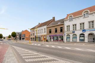 Opbrengsteigendom met handelsruimte en 2 appartementen in centrum Asse!
Investering met stabiele huuropbrengst op toplocatie! Dit pand ligt ideaal tussen het centrum en het station van Asse, nabij winkels, scholen en openbaar vervoer.
Indeling:
Handelsgelijkvloers (verhuurd aan Agilitas – €1.800/maand) met ruime ontvangst/bureauruimte, vergaderzaal, bureau, kitchenette, sanitair en grote kelder. EPC C.
2 appartementen (bereikbaar via Reiniersbosstraat) met lichtrijke leefruimte en open keuken, 1 slaapkamer, badkamer en wasplaats. EPC B.
4 parkeerplaatsen achter het gebouw.
De appartementen zijn verhuurd voor €600 en €660/maand, waardoor de totale huurinkomsten €3.060/maand bedragen. Met een gunstige EPC en rekening houdend met aankoopkosten en geschatte onderhoudskosten, bedraagt het geschatte nettorendement 4,5%.
Dankzij deze stabiele opbrengst vormt dit pand een interessante investering.
Contacteer ons voor meer info of een bezoek via laurens@immoaccenta.be