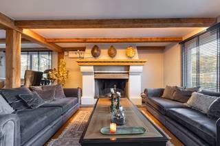 Aan de rand van het mooie Vriesdonk, waar het groen overheerst en de rust meteen voelbaar is, ligt deze bijzondere villa. Een plek waar je thuiskomt en automatisch wat trager gaat ademen… terwijl je toch verrassend vlot bij de invalswegen bent.<br />Binnen wordt je ontvangen door een woning die met zorg is ingericht en waarin elke ruimte klopt. Op het gelijkvloers vloeien eetkamer en salon mooi in elkaar over, met als sfeervol middelpunt een prachtige open haard. In de opkamer bevindt zich een gezellig tv-salon: een fijne hoek om je even terug te trekken met een film, een boek of gewoon een glas wijn.<br />De open keuken met eetgedeelte is een echte leefkeuken: volledig uitgerust, luxueus afgewerkt en gemaakt om samen te koken, te praten en te genieten. Van hieruit stap je zo het terras op, met zicht op de tuin en het zwembad , een uitzicht dat je meteen doet dromen van lange zomeravonden, vrienden aan tafel en het zachte geluid van water op de achtergrond.<br />Ook praktisch en comfortabel zit alles goed: er zijn op de gelijkvloerse verdieping 2slaapkamers waarvan 1 met eigen dressing, een volledig ingerichte aparte dressing en een zeer moderne badkamer met bad, inloopdouche, dubbel lavabomeubel en als leuke extra indirecte verlichting. Wat deze eigendom écht uniek maakt, is de indeling met drie volledig aparte units. Op de verdieping bevinden zich namelijk twee identieke, volledig ingerichte units, elk met eigen badkamer, keuken, dressing en salon/woonkamer. Daardoor leent dit huis zich uitzonderlijk goed als kangoeroewoning, of voor wie wonen graag combineert met een zelfstandige invulling, extra privacy of ruimte voor familie.<br />En dan is er nog de volledige kelderverdieping van ruim 200m2 ! Een absolute meerwaarde voor wie opslagruimte zoekt of een polyvalente ruimte nodig heeft. Deze verdieping is ook bereikbaar via een dubbele sectionale poort langs de zijkant van het perceel en is opgedeeld in verschillende vertrekken , ideaal als magazijn , ontspanningsruimte voor fitness, biljart of cinema of als werkruimte.<br />Buiten is het genieten: een omheinde, mooi aangelegde tuin met leibomen, struiken en bomen, een petanquebaan en een zwembad met terras dat uitnodigt om te blijven zitten tot de zon ondergaat, en praktische extra’s zoals een tuinhuis, carport en houtopslag. Alles is doordacht ingeplant, waardoor het geheel niet alleen mooi oogt, maar ook gewoon heerlijk werkt in het dagelijks leven. Verder zijn er vele extra's zoals vb. airco en zonnepanelen, <br />Kom dit unieke eigendom zelf voelen en ontdekken.<br />📞 Bel Katrin op 03 283 44 00