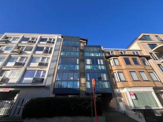 Dit recent appartement op de 1e verdieping werd volledig opgefrist: Nieuwe chauffages, schilderwerken,...  Het appartement is al volgt...