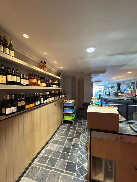 KNOKKE  - Emplacement de premier choix - À VENDRE - Local commercial spacieux et prêt à l'emploi sur la prestigieuse place Van Bunnen ! - photo 5
