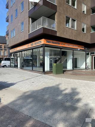 <p>Te koop: Commercieel pand in het hart van Sint-Niklaas – Ideaal voor diverse bedrijfsactiviteiten</p><p>Dit uitstekend gelegen commercieel pand, midden in het bruisende centrum van Sint-Niklaas, biedt een unieke kans voor ondernemers die op zoek zijn naar een strategische locatie met alle moderne voorzieningen. Of je nu een winkel, kantoor, showroom of een andere zaak wilt vestigen, dit pand biedt de ruimte en flexibiliteit die je nodig hebt om jouw bedrijf te laten groeien.</p><p>Locatie, locatie, locatie!<br />Gelegen op een van de meest centrale plekken van Sint-Niklaas, bevindt dit pand zich in een levendige commerciële zone met een grote passage van voetgangers en een hoge zichtbaarheid. Dankzij de nabijheid van het station, bushaltes en de vele parkeermogelijkheden in de buurt, is jouw zaak makkelijk bereikbaar voor zowel klanten als medewerkers. Bovendien is het pand perfect bereikbaar met de wagen en beschikt het over een ondergrondse parking, wat een belangrijke troef is voor zowel jouw personeel als bezoekers.</p><p>De indeling van het pand<br />Gelijkvloers: De commerciële ruimte op het gelijkvloers is ideaal voor winkel- of kantoorgebruik. Dankzij de grote raampartijen geniet je van veel natuurlijk licht en optimale zichtbaarheid. De open ruimte is flexibel in te delen en kan perfect aangepast worden aan jouw bedrijfsbehoeften.</p><p>Mezzanine: Boven het gelijkvloers bevindt zich een ruime mezzanine die uitstekend dienst kan doen als bureauruimte of extra opslagruimte. Het biedt een ideale werkplek met een open en luchtige sfeer, wat bijdraagt aan een aangename werkomgeving.</p><p>Kelder: Het pand beschikt ook over een ruime kelder die kan dienen als opslagruimte, archief of werkplaats. Deze extra vierkante meters bieden je de mogelijkheid om je bedrijfsvoering efficiënt en geordend te organiseren.</p><p>Ondergrondse parking: Een absolute meerwaarde is de ondergrondse parking die exclusief bij het pand hoort. Dit maakt het zowel voor klanten als medewerkers gemakkelijk om het pand te bereiken zonder zorgen over parkeerplaatsen.</p>