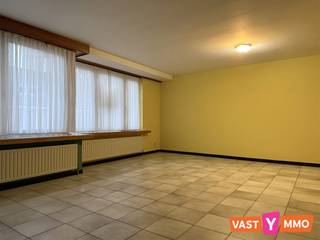 Dit ruim appartement (80m²) op de eerste verdieping (geen lift) is gelegen aan de mooiste straat van Gooreind. De plaatselijke bakker, winkels...