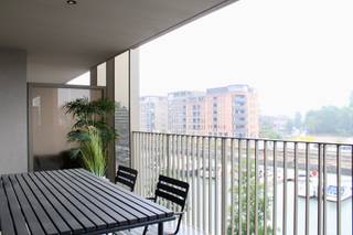 App. C20.107 in residentie Riverside ligt op de 1ste verdieping en heeft een opp. van 123 m². Het app. omvat een inkom met gastentoilet, berging, een badkamer, 2 slpk., apart toilet, leefruimte met open keuken en ruim terras (ca. 24 m²) met zicht op de jachthaven. Het app. is voorzoen van vloerverwarming, warmtepomp en handdoekradiator.<br /><br />Bij elk app. hoort een ondergrondse autostaanplaats en/of garagebox. Deze dient apart bij aangekocht te worden. Verder kun je een kelderberging of oplaadpunt bijkopen.<br />Vrije keuze bij verschillende leveranciers voor de binnen afwerking (vloertegels, badkamer &amp; keuken, etc.) Meer info? Contacteer onze sales consultants Inge Vancluysen of Marisa Marasco op het nr. 011 41 33 23.