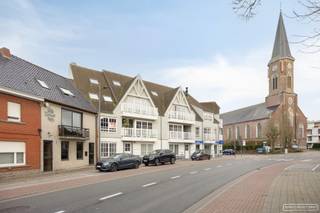<p>Dit <strong>duplex appartement</strong> is<strong> prachtig en smaakvol ingericht</strong>, met zowel in de woonkamer als in de slaapkamers <strong>ingemaakte kasten, geschilderd in aangename kleuren,..</strong><br /> </p>

<h2>Schrijf je in voor het bezoekmoment op 8 juli via de zwarte knop "maak een afspraak" op onze website </h2>

<p>Het appartement is gelegen in het <strong>centrum van Ingooigem (deelgemeente van Anzegem), op wandelafstand van beenhouwer, bakker, school,... en met vlotte verbinding naar E17 in Deerlijk. </strong></p>

<p>De duplex bestaat uit de volgende ruimtes :<strong> apart toilet, lichtrijke woon-en eetkamer met toegang tot het terras, mooie ingerichte keuken met alle gewenste comfort</strong>. Naast de keuken is een <strong>aparte wasplaats </strong>met <strong>waterverzachter </strong>en <strong>bergruimte</strong>. Er is een <strong>ruime slaapkamer met dressing met ingemaakte kasten, een bureaugedeelte en een eigen badkamer met douche. </strong>Via de trap kan je naar de<strong> tweede ruime slaapkamer</strong> die bestaat uit een gedeelte om het bed te plaatsen, een gedeelte voor het bureel, <strong>ingemaakte kasten </strong>en een <strong>eigen sanitair gedeelte met ligbad en lavabomeubel.</strong> Er is ook nog <strong>bergruimte </strong>voorzien.</p>

<p>Bergruimte voor fietsen en de auto is er in de <strong>ruime afgesloten garagebox</strong> achteraan het gebouw.</p>

<p><br /><strong>Prijs garagebox 17.500 €</strong></p>
<br />Voor meer info, contacteer Martijn:
<h3>martijn@maesconceptimmo.be</h3>

<ul>
	<li>
	<h3>0470/62.95.68</h3>
	</li>
</ul>