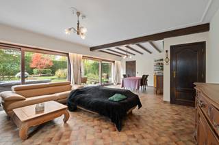 <p><strong>Te koop in Meise: open bebouwing met 5 slaapkamers</strong></p><p><br /></p><p>Deze ruime open bebouwing ligt in een rustige en groene woonwijk van Meise en is dankzij haar royale indeling ideaal voor een groot gezin. De woning beschikt over een ruime woonkamer met grote raampartijen, een keuken, 5 slaapkamers en 2 badkamers. Het recent vernieuwde dak met zonnepanelen en EPC-label C zijn bijkomende pluspunten. Ook de grote garage en verzorgde tuin bieden heel wat praktische ruimte. Het centrum van Meise is vlot bereikbaar, net als Wolvertem, Grimbergen, Wemmel en Merchtem.</p><p><br /></p><p><strong>Belangrijkste ruimtes:</strong></p><p>• Ruime woonkamer</p><p>• Keuken (recent gerenoveerd 2025)</p><p>• 5 slaapkamers (20 m², 15 m², 13 m², 12 m² en 12 m²)</p><p>• Bureau</p><p>• 2 badkamers</p><p>• Grote garage</p><p>• Extra bergruimte</p><p>• 3 aparte toiletten</p><p><br /></p><p><strong>Troeven:</strong></p><p>• Ideaal voor grote gezinnen dankzij 5 slaapkamers en 2 badkamers</p><p>• Recent vernieuwd dak met zonnepanelen en EPC-label C</p><p>• Rustige, groene woonwijk met verzorgde tuin</p><p><br /></p><p><strong>Wens je een bezoek? Contacteer ERA LEUS &amp;amp; TOYE via 02/335.11.12 en plan een afspraak met Gilles Sato.</strong></p><p><br /></p><p><strong>JOUW DROOMHUIS. ZO GEVONDEN!</strong></p>