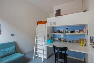 <p>Deze studentenkamer ontdek je in een goed onderhouden complex dat werd gebouwd in 2015, centraal gelegen in de gegeerde Universiteitsbuurt. Deze wijk bevindt zich in het kloppende hart van ’t stad en heeft bovendien zijn naam niet gestolen, met tal van campussen slechts op een steenworp afstand sta je in een mum van tijd in de les.</p>
<p>De kamer zelf baadt in natuurlijk daglicht en werd voorzien van een eigen badkamer met een douche, toilet en lavabo in meubel. Dankzij de praktische indeling en het gebruik van een mezzanine wordt elke vierkante meter ten volle benut. Verder kan je gebruik maken van de gemeenschappelijke tuin, dit is dé perfecte plek om heerlijk te vertoeven tijdens blokpauzes. Ook werd er een gemeenschappelijke keuken voorzien, die praktisch werd geïnstalleerd met het oog op dagelijks comfort.</p>
<p>Kortom is dit een perfecte kans voor wie zoekt naar een solide basis in zijn levendige studentenjaren!</p>
<p><strong>Maandelijkse kosten:</strong> Provisie van € 102,70/maand (wordt per kwartaal opgevraagd, 1x per jaar volgt er een afrekening). Dit bedrag is inclusief water, elektriciteit, gas, onderhoud gebouw, camerabewaking, syndicus, verzekeringen, …</p>
<p>Momenteel verhuurd à € 595,00/maand wat zorgt voor € 7.140,00 op jaarbasis. Dit resulteert in een <strong>rendement van 4,90 %.</strong></p>
<p><strong>Technische gegevens: </strong>De keuken wordt 2x per week gepoetst, <strong>inwonende conciërge</strong> aanwezig!</p>
<p><strong>Stedenbouwkundige inlichtingen en bodemattest aanwezig. Bevindt zich niet in een risicozone voor overstromingen (P- en G-score C). Renovatieverplichting niet van toepassing. Asbestattest niet van toepassing gezien het complex gebouwd werd in 2015.</strong></p>