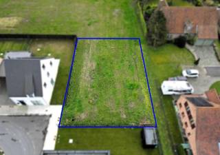 Uitstekend georiënteerd lot bouwgrond te koop in een zeer rustige, recente verkaveling. Deze bouwgrond bevindt zich op wandelafstand van de...