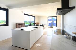 Deze statige woning die in 2022 volledig werd gerenoveerd, combineert karakter met moderne charme. Met een bewoonbare oppervlakte van 180 m² is de villa ideaal voor gezinnen die op zoek zijn naar ruimte, licht en comfort. De indeling van de woning is perfect afgestemd op modern wooncomfort, met ruimtes die zorgen voor een gevoel van openheid en verbinding tussen binnen en buiten. De grote ramen zorgen voor een overvloed aan natuurlijk licht en bieden een prachtig uitzicht op de voor- en achtertuin en de groene omgeving.<br />De locatie is een sterke troef: op loopafstand van supermarkten, winkels en het centrum van Berchem en Kerkhove. Genieten van de prachtige fauna en flora kan je in het nabijgelegen schilderachtige natuurgebied de Scheldemeersen of voor wie houdt van de rust biedt de jachthaven aan de Scheldekaai een mooi decor.<br /><br />Bij binnenkomst in de woning kom je in de uitnodigende inkomhal met gastentoilet die toegang biedt tot de open leefruimte, voorzien van een zit- en eethoek en een open keuken. De moderne leefkeuken met kookeiland biedt toegang tot een aparte trap die leidt naar de benedenverdieping, waar je een wasruimte, berging en een ruime garage vindt. Via de leefkeuken of de garage bereik je het terras en de achtertuin, waar je kunt genieten van adembenemende uitzichten over de velden van de Vlaamse Ardennen. Er zijn drie volwaardige slaapkamers en een moderne badkamer, uitgerust met douche, lavabo en toilet. Een prachtig balkon aan de voor- en rechterzijde van de woonkamer voegt extra allure toe. <br /><br />De woning is hoogwaardig afgewerkt met duurzame natuurlijke materialen. Geniet van de moderne voorzieningen, waaronder recente zwarte aluminium ramen, uitgewerkte houten kasten rond de verwarmingsinstallaties en stijlvolle ingemaakte kasten in de leefruimte, de slaapkamers en de badkamer.<br /><br />De woning kan ook gekocht worden als opbrengsteigendom. De woning wordt momenteel verhuurd (vrij max. 6 maanden na akte). Deze eigendom heeft ook het potentieel om in de onderste verdieping een handelszaak te starten. <br /><br />EPC: 297(C) / Centrale verwarming op stookolie / Asbestveilig / Elektriciteit conform<br /><br />Wilt u deze woning zelf ervaren? Neem dan vrijblijvend contact op voor meer informatie of om een bezoek in te plannen via dimitri@landbergh.be of 09 278 78 79.