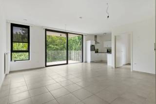 DEZE ASSISTENTIEWONING IS TE BEWONEN VANAF +65Jaar OF MINDERVALIDEN - 65Jaar, TEVENS OOK IDEAAL VOOR INVESTEERDERS.<br /><br />Op een uiterst rustige en autoluwe locatie in Hoboken (Groen Zuid) bevindt zich deze erkende, lichtrijke assistentiewoning op de tweede verdieping van het moderne complex 'Zilverlinck'.<br /><br />Het gebouw is volledig drempelloos en uitgerust met een lift.<br />De professionele zorgdiensten en exploitatie worden hier met de grootste zorg omkaderd door Zorgbedrijf Antwerpen.<br /><br />Het appartement is gelegen in de Roodenbekehoek, een doodlopende straat die absolute rust en veiligheid garandeert.<br />Een unieke troef is de ligging vlak naast een medische groepspraktijk, waardoor artsen en zorgverleners letterlijk om de hoek bereikbaar zijn.<br /><br />Indeling en comfort:<br /><br />Bij het betreden van de woning komt u terecht in de inkomhal, die voorzien is van een praktische ingemaakte vestiairekast.<br />De flat beschikt over een zeldzame troef binnen dit segment: maar liefst 2 ruime slaapkamers.<br />De badkamer is apart ingericht en volledig afgestemd op comfort en toegankelijkheid.<br /><br />Dankzij de grote raampartijen geniet het appartement van zeer veel lichtinval.<br />De leefruimte sluit naadloos aan op de open keuken, die volledig is uitgerust met een kookplaat, dampkap, koelkast en een vaatwasser.<br />De verwarming is individueel op gas.<br /><br />Buitenruimte en uitzicht:<br /><br />Grote eyecatcher is de achterzijde van het appartement. Hier heeft u toegang tot een groot, zuidgericht terras van 7,4 m². U geniet hier de hele dag van de zon en kijkt bovendien uit op het prachtige, achterliggende groen.<br /><br />Extra troef:<br /><br />Er is bovendien de comfortabele mogelijkheid tot het optioneel aankopen van een private ondergrondse autostaanplaats (nr. 16).<br />Ideaal voor senioren die zelfstandig willen wonen met een gerust gemoed, of als waardevaste investering met interessante fiscale voordelen (zoals vrijstelling van onroerende voorheffing).<br /><br />Update Technische Kenmerken<br /> <br /> <br />	 Buitenruimte: Zuidgericht terras (7,4 m²) <br />	 Oriëntatie: Zuid <br />	 Uitzicht: Groen / Achteraan <br />	 Zorgcomponent 12.82€/dag via het zorgbedrijf (verplicht) <br />	 Interesse in deze serviceflat? Neem dan contact op met VB vastgoed op het nummer 03 337 50 70 of via info@vbvastgoed.be <br />