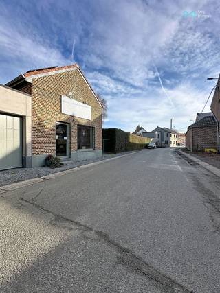 We Invest Hesbaye biedt dit charmante handelspand aan, ideaal gelegen in Lens-Saint-Remy, op slechts 5 minuten van Hannut.Dit pand is uitgerust met...
