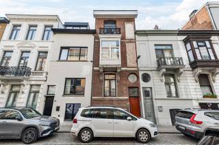 <p><span>Te renoveren woning op gegeerde locatie</span></p><p><span> </span></p><p><span>OMGEVING</span></p><p><span>Gelegen in de gegeerde Sint-Hubertusstraat te Berchem bevindt zich deze karaktervolle woning met bijzonder veel potentieel. De straat staat bekend om haar charmante gevels en aangename woonomgeving, op een steenworp van winkels, scholen, openbaar vervoer en belangrijke invalswegen. Hier geniet u van een rustige woonstraat met tegelijk alle stedelijke voorzieningen binnen handbereik. Een top ligging voor wie comfortabel en centraal wil wonen in een levendige maar residentiële buurt.</span></p><p><span> </span></p><p><span>INDELING</span></p><p><span>De woning is momenteel opgedeeld in drie studio's, maar dient teruggebracht te worden naar haar oorspronkelijke bestemming als eengezinswoning. Dankzij de ruime structuur en de aanwezigheid van drie volwaardige verdiepingen, aangevuld met een souterrain, biedt dit pand een uitzonderlijke basis voor een prachtige renovatie.</span></p><p><span> </span></p><p><span>Na renovatie kan hier een royale gezinswoning ontstaan met tal van mogelijkheden qua indeling: lichtrijke leefruimtes, meerdere slaapkamers en badkamers en een comfortabele indeling. De authentieke structuur vormt de ideale canvas voor wie een woning volledig naar eigen smaak en noden wil creëren.</span></p><p><span> </span></p><p><span>BIJZONDERHEDEN</span></p><p><span>- Te renoveren woning met enorm potentieel</span></p><p><span>- Top locatie</span></p><p><span>- Elektriciteit conform</span></p><p><span>- Dak in goede staat en reeds geïsoleerd </span></p><p><span> </span></p>