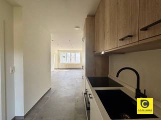 <p><span>Gerenoveerd 2 slaapkamer appartement!</span></p><p><span>Het appartement is gelegen op de eerste verdieping in ene kleinschalig gebouw zonder lift! De ligging is zeer centraal.</span></p><p><span> </span></p><p><span>Het appartement heeft de volgende indeling</span></p><p><span> </span></p><p><span>Inkomhal, leefruimte en keuken</span></p><p><span>Via de open ruimte inkomhal betreedt je het appartement. Dankzij de grote raampartijen wordt de hele ruimte verlicht en geniet je van veel lichtinval!</span></p><p><span>Zowel de leefruimte als keuken zijn gezet op een onderhoudsvriendelijke tegelvloer.</span></p><p><span>De open keuken is voorzien van alle nodige faciliteiten, een koelkast met aparte vriezer, combiovern, een afwasmachine, kookplaat en veel kastruimte!</span></p><p><span> </span></p><p><span>Via de keuken heb je toegang tot het balkon dat aan de achterzijde gelegen is.</span></p><p><span> </span></p><p><span>Slaapkamers en badkamer</span></p><p><span>Via de nachthal kan je de slaapkamers en badkamer bereiken.</span></p><p><span>De badkamer is voorzien van een ruim ligbad en douche. Verder is er nog een enkele lavabo met spiegel en meubelkast.</span></p><p><span>De aansluiting voor uw wasmachine en droger aanwezig en mooi verwerkt in een kast.</span></p><p><span> </span></p><p><span>De eerste slaapkamer is de kleinere slaapkamer, ideaal geschikt als kinderkamer of bureelruimte en heeft ook een ingemaakte open kast.</span></p><p><span>De tweede slaapkamer is een ruimere kamer, deze is voorzien van ruime ingemaakte kasten.</span></p><p><span> </span></p><p><span>Er zijn overal vliegenramen voorzien.</span></p><p><span>Eenhandige kelder is aanwezig!</span></p><p><span> </span></p><p><span>Huurprijs & beschikbaarheid</span></p><p><span>Huurprijs: €1.000 / maand</span></p><p><span>Maandelijkse kosten: €20,00 - verbruik algemene delen</span></p><p><span>Beschikbaarheid: Onmiddellijk </span></p>