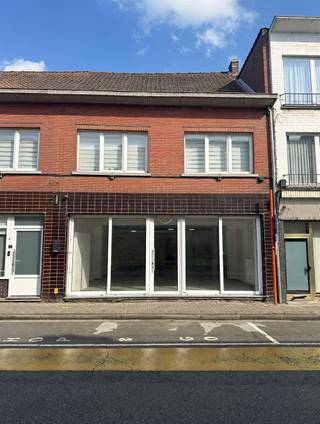 Op zoek naar een commerciële ruimte op een goed bereikbare locatie in Ninove? Dit handelspand beschikt over een ruime handelsoppervlakte van circa 170 m² en biedt tal van mogelijkheden voor retail, dienstverlening, horeca of andere commerciële activiteiten.Dankzij de ligging geniet het pand van een goede visibiliteit en bevindt het zich op korte afstand van winkels, horeca, openbaar vervoer en diverse andere voorzieningen.Een belangrijk bijkomend voordeel is het uitstekende EPC-label A.Voor wie horeca wenst uit te baten, is er bovendien reeds een vergunning aanwezig.Een veelzijdig handelspand met een ruime oppervlakte, een centrale ligging en verschillende commerciële mogelijkheden.