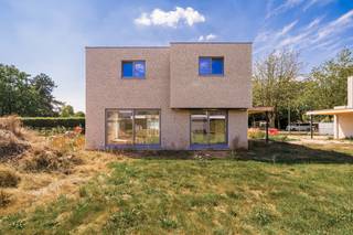 Deze nieuwbouwwoning in afwerkingsfase met moderne architectuur is gelegen in een rustige omgeving nabij het dorp van Sleidinge. Het perceel...