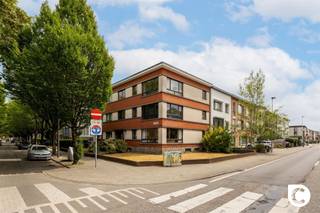 <p><span>Dit fijne gelijkvloerse appartement van 74m² is gelegen in Wilrijk en biedt een ideale combinatie van ruimte en functionaliteit. Gelegen in een groene en rustige woonbuurt met goede verbindingen naar omliggende invalswegen, openbaar vervoer en lokale winkels en andere voorzieningen.</span></p><p><span> </span></p><p><span>We komen het appartement binnen via een ruime inkomhal die alle kamers met elkaar verbindt. De ingebouwde vestiairekast biedt een praktische oplossing om jassen op te bergen. In de hal is tevens een apart toilet te vinden.</span></p><p><span> </span></p><p><span>De woonkamer geniet van een aangename lichtinval dankzij de grote raampartijen. De ruimte is voldoende groot voor een grote eettafel en een comfortabel salon. Een statige sierschouw vervolledigd het geheel. De overvloedige lichtinval maakt dit ruime vertrek een ideale plek om te ontspannen en te leven.</span></p><p><span> </span></p><p><span>De keuken is functioneel ingericht met een gasvuur, gootsteen en verschillende kasten. Kortom een praktische keuken voor dagelijks gebruik.</span></p><p><span> </span></p><p><span>Er is een volwaardige slaapkamer aanwezig die werd aangekleed met een nette laminaatvloer. De ruimte biedt voldoende plaats voor een dubbel bed en grote kast.</span></p><p><span> </span></p><p><span>De badkamer werd kortgeleden gerenoveerd en beschikt over een ruime inloopdouche, lavabo en handdoekradiator. Er werd gekozen voor een afwerking met verzorgde tegels die onderhoudsvriendelijk zijn en het geheel een moderne uitstraling geven.</span></p><p><span> </span></p><p><span>Het appartement beschikt tevens over een kelderberging en garage. Deze laatste is onder het gebouw, aan de zijkant terug te vinden.</span></p><p><span> </span></p><p><span>Troeven</span></p><p><span> </span></p><ul><li><span>Centrale ligging</span></li><li><span>Vernieuwde badkamer</span></li><li><span>Kleinschalig gebouw</span></li><li><span>Beperkte gemeenschappelijke kosten</span></li><li><span>Inclusief garage</span></li></ul><p><span> </span></p>