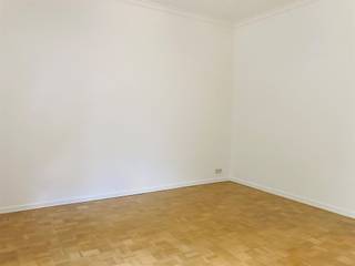 Elsene - Aangename, lichte, gerenoveerde studio voor alleenstaande persoon. Inkomhal met ingebouwde kast en kleedkast. Ruime woonkamer met toegang...
