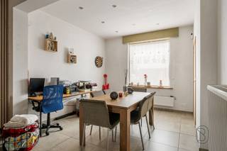 Vous recherchez une maison familiale spacieuse comprenant 4 chambres à part entière, un double garage et bénéficiant d'un emplacement central ? Alors cette maison située au cœur d'Anzegem mérite assurément une visite.Grâce à son emplacement idéal, vous êtes à quelques pas des commerces, des écoles, des transports en commun et d’autres commodités quotidiennes. La maison offre un agencement pratique avec des espaces de vie spacieux et tout le confort nécessaire à une famille.À l’étage se trouvent quatre chambres à part entière, offrant ainsi suffisamment d’espace pour une famille nombreuse, un bureau à domicile ou une salle de loisirs. De plus, la maison dispose d’un double garage et d’un espace de rangement supplémentaire, idéal pour les vélos, les provisions ou le stockage.Sur le plan technique également, ce bien offre une belle valeur ajoutée grâce à la citerne d’eau de pluie dont il est équipé, ce qui contribue à une consommation d’eau durable.Atouts :4 chambres à part entièreSituation centrale au cœur d’AnzegemDouble garageEspace de rangement supplémentaireCiterne d’eau de pluieBonne accessibilité et proximité de toutes les commoditésCette maison constitue le choix idéal pour les familles à la recherche d’espace, d’un agencement pratique et d’un emplacement exceptionnel.