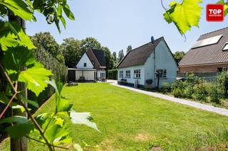 <p>Deze verzorgde alleenstaande woning is gelegen op een ruim perceel van 750 m² en biedt een uitstekende combinatie van ruimte, comfort en een centrale ligging. In 2013 werd de woning grondig gerenoveerd, waardoor u vandaag geniet van een instapklare woning met hedendaags wooncomfort.</p>
<p>Bij het betreden van de woning komt u terecht in een ruime en lichtrijke woonkamer, waar de grote raampartijen zorgen voor een aangename natuurlijke lichtinval en een open sfeer. Aansluitend bevindt zich de volledig uitgeruste keuken, voorzien van alle nodige toestellen, zodat u meteen aan de slag kunt.</p>
<p>De woning beschikt over drie ruime slaapkamers, aangevuld met een praktische doorloopruimte die perfect dienst kan doen als dressing, bureau of hobbyruimte. Bovendien zijn er twee badkamers, wat zorgt voor extra comfort en gebruiksgemak.</p>
<p>Dankzij het hoogrendementsglas geniet u van een goede isolatie en een aangenaam binnenklimaat. Buiten vindt u een ruime oprit met parkeergelegenheid voor meerdere wagens en een grote gemetste garage, ideaal voor het stallen van een wagen, fietsen of het creëren van extra opslagruimte.</p>
<p>De woning is centraal gelegen in een rustige woonomgeving met een vlotte verbinding naar het centrum en alle dagelijkse voorzieningen. Winkels, scholen en recreatiemogelijkheden bevinden zich op korte afstand, waardoor deze eigendom een ideale keuze is voor wie comfortabel en praktisch wil wonen.<br /><br />Beschikbaarheid bespreekbaar( uiterlijk December 2026) <br /><br />Contacteer Top Vastgoed voor een bezoek op 0475 700 700.<br /><br /></p>