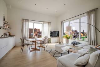 Deze totaal gerenoveerde woning combineert een apart bereikbare lichtrijke commerciële ruimte op het gelijkvloers met een comfortabele woongelegenheid op de verdiepingen en bevindt zich op de verbindingsweg tussen centrum Gent en Zwijnaarde /Merelbeke. Het is ideaal voor zelfstandigen of vrije beroepen die wonen en werken willen combineren. Ook het Technologiepark, UZ Gent, AZ Maria Middelares en de opritten van de E40, E17 en R4 zijn vlot bereikbaar.<br />De handelsruimte/kantoor heeft grote raampartijen en veel natuurlijke lichtinval. Via een draaitrap bereikt u de zeer grote kelder, die dienst kan doen als voorraad-, archief- of bergruimte.<br />Op de apart bereikbare eerste verdieping bevinden zich de leefruimte en een volledig geïnstalleerde open keuken. De tweede verdieping omvat een ruime slaapkamer en een badkamer.<br />Een veelzijdig pand met een uitstekende zichtbaarheid en tal van mogelijkheden. Ook geschikt als investering met een realistisch te verwachten huuropbrengst van 1.500 à 1.600 €/maand.<br />Alle info 0496/70.10.30 of patrick@affinimmo.be