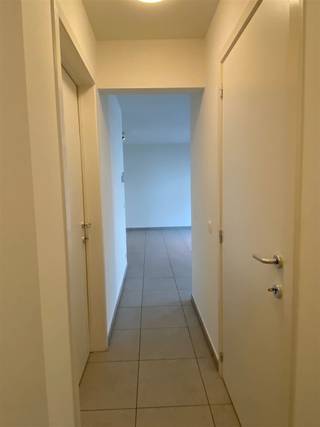 <p><span>RECENT, ENERGIEZUINIG EN KWALITATIEF GELIJKVLOERSAPPARTEMENT MET 1 RUIME SLAAPKAMER EN TERRAS</span></p><p><span>ligging in residentie "Sterre" aan overkant Schelde-dijk nabij centrum Sint-Amands (Puurs-Sint-Amands) en Mariekerke (Bornem) met vlotte bereikbaarheid via N17, N16 en A12</span></p><p><span> </span></p><p><span>Inkomhal / wc met handwas / lumineuze living met eetplaats en ingerichte open keuken (totale opp.: 31m²) met toegang tot oost-georiënteerd terras (7m²) / slaapkamer (16 m²) / badkamer met wastafel en inloopdouche / berging met was- en stookplaats. </span></p><p><span>Gemeenschappelijke fietsenberging.</span></p><p><span> </span></p><p><span>Appartement is voorzien van lichtarmaturen en is recent volledig herschilderd.</span></p><p><span> </span></p><p><span>Lasten: € 80 / maand.</span></p><p><span> </span></p><p><span> </span></p><p><span> </span></p>