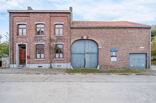 Gelegen op de taalgrens tussen Landen en Lincent bevindt deze oude hoeve zich aan het einde van een doodlopende straat, in een idyllische omgeving...