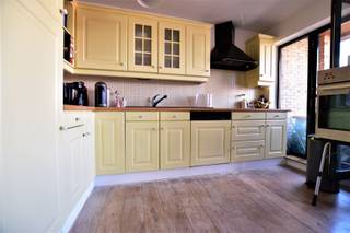 <p><span>Modern duplex-appartement met 2 terrassen </span></p><p><span> </span></p><p><span>Dit ruime duplex- appartement (ca. 120 m²) is gelegen in een rustige residentie op de 3de en 4de verdieping (lift aanwezig).</span></p><p><span> </span></p><p><span>Het appartement is gelegen in het centrum, nabij winkels, openbaar vervoer, .... maar biedt toch voldoende niet-betalende parkeerruimte.</span></p><p><span> </span></p><p><span>Indeling</span><span>: zeer lichtrijke ruime leef- en eetruimte met open compleet geïnstalleerde keuken voorzien van alle toestellen (dampkap, fornuis, koelkast, vaatwasser, oven) en met aansluitend balkon aan de voorzijde, grote berging waar plaats is voor de wasmachine en uitgerust met opbergplanken en 2de toilet, badkamer met ligbad, toilet en lavabo, 1 slaapkamer met aangrenzend groot zonneterras in bankirai (uitgerust met zonne/windscherm). </span></p><p><span>Op de verdieping bevindt zich de grootste slaapkamer met grote ingemaakte kastenwand en is er ruimte op de grote overloop voor het plaatsen van een bureau.</span></p><p><span> </span></p><p><span>Bijna alle lichtarmaturen zijn voorzien en de ramen zijn uitgerust met raamdecoratie en horren.</span></p><p><span> </span></p><p><span>Algemene kosten</span><span> : 60 per maand</span></p><p><span> </span></p><p><span>Beschikbaar 01/10</span></p><p><span> </span></p><p><span>Kom een kijkje nemen en maak een afspraak via 052/55 55 55 of <span>info@immotwins.be</span></span><span> | www.immotwins.be</span></p><p><span> </span></p><p><span> </span></p>