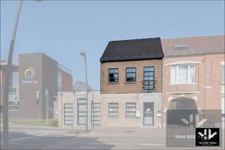 <u><strong>Opbrengsteigendom bestaande uit drie entiteiten: feestzaal/dienstencentrum, kantoorruimte en een duplexappartement kort aan de school en in het centrum van Paal, op een steenworp van het op- en afrittencomplex van de autosnelweg E313!</strong></u><br /><br /><strong><u>TROEVEN</u></strong>: <br />- Centrale locatie met veel passage <br />- Mail ruimtelijke ordening met mogelijkheden beschikbaar<br />- Doorheen de jaren netjes onderhouden doch op te frissen<br />- Multifunctioneel gebouw <br />- Twee aparte ingangen <br />- Asbestveilig <br /><br />Dit opbrengsteigendom bevindt zich op een uitstekende zichtlocatie langs de Diestersesteenweg, in het centrum van Paal. Gelegen langs de verbindingsweg tussen Beringen en Diest, en vlakbij de autosnelweg E313, biedt het pand een strategische locatie voor diverse commerciële toepassingen. Het gebouw bestaat uit twee handelsruimtes op de begane grond en een duplexappartement op de eerste en tweede verdiepingen.<br /><br /><u>Handelsgelijkvloers links (feestzaal/dienstencentrum):</u><br />De grootste handelsruimte biedt twee polyvalente ruimtes van respectievelijk 23 m² en 60 m², een volledig uitgeruste keuken, een bergruimte, een sanitaire ruimte, een sas, een overdekte buitenruimte en een ommuurde koer. Deze ruimte werd gebruikt voor evenementen, maar kan eenvoudig omgevormd worden naar een winkel of kantoor. Qua oppervlakte is deze ruimte uitermate geschikt voor vrije beroepen. Heeft u een ondernemersdroom? Bevraag u dan zeker bij stad Beringen over de invullingsmogelijkheden van dit pand! <br /><br /><u>Handelsgelijkvloers rechts (kantoorruimte): </u><br />De tweede handelsruimte, die zijn ingang deelt met de toegang naar het duplexappartement, is kleiner en bestaat uit twee kantoren, een kleine berging en een toilet. Via deze ruimte is er toegang tot de kelder met de gemeenschappelijke nutsvoorzieningen en extra opslagruimte. De twee handelsruimtes kunnen eventueel samengevoegd worden, wat een totale bruto oppervlakte van 170 m² (excl. buitenruimte) biedt voor uiteenlopende mogelijkheden. Uiteraard dienen ook voor een eventuele samenvoeging voorafgaandelijke inlichtingen aan te vragen bij de stad Beringen. <br /><br /><u>Duplexappartement: </u><br />Het duplexappartement beschikt op de eerste verdieping over een inkomhal, een woonkamer, een keuken en een apart toilet. Op de tweede verdieping bevinden zich de nachthal, een slaapkamer, een berging/zolder en een badkamer met ligbad, toilet en lavabo. Net als de handelsruimtes is het appartement altijd goed onderhouden en instapklaar.<br />Momenteel is het duplexappartement verhuurd, maar de huidige huurder heeft zijn opzeg betekend. Tegen het verlijden van de notariële akte is het appartement dus vrij van gebruik. <br /><br />Dit veelzijdige opbrengsteigendom biedt tal van mogelijkheden voor ondernemers en investeerders. Met een strategische ligging, goed onderhouden ruimtes en de potentiële mogelijkheden om in te vullen naar wens, is dit een uitstekende kans!<br /><br />Grijp deze unieke opportuniteit nu en contacteer Koen voor meer informatie en bezichtiging!