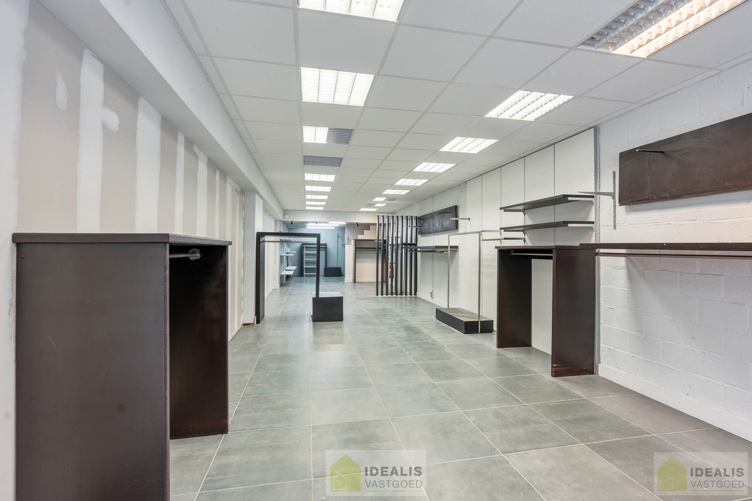 ZEER CENTRAAL GELEGEN HANDELSRUIMTE TE PELT (NEERPELT) MET PARKING VOOR DE DEUR! Deze handelsruimte met een oppervlakte van ca.90m² gelegen te Kempenplein in Pelt (Neerpelt) is uiterst geschikt als winkel of kantoorruimte en gelegen op een toplocatie. - foto 4