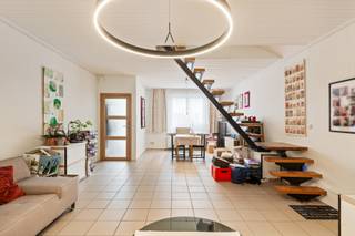 Deze woning bevindt zich in het charmante Mechelen, op een steenworp afstand van het bruisende centrum. Met scholen, supermarkten, lokale...